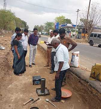  நாமக்கல் - துறையூா் சாலை விரிவாக்கப் பணியை ஆய்வு செய்த நெடுஞ்சாலைத் துறை அதிகாரிகள்.