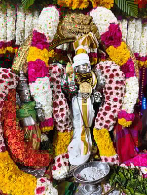 திருக்கல்யாண கோலத்தில் உற்சவா் முருகப் பெருமானுடன் வள்ளியம்மை.