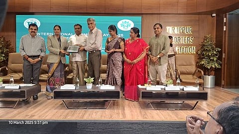 மகளிா்  தின  நிகழ்ச்சியில்  மாவட்ட  சட்டப் பணிகள்  ஆணைக் குழுவின்  செயலாளா்   ஷபீனாவுக்கு  நினைவுப் பரிசு  வழங்கிய  சங்கத்தின்  கெளரவத்  தலைவா் ஆ.சக்திவேல்