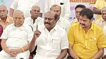 தமிழ்நாடு வணிகா் சங்கங்களின் பேரமைப்பின் மாநிலத் தலைவா் ஏ.எம். விக்கிரமராஜா