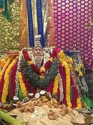  சிறப்பு அலங்காரத்தில் அருள்பாலித்த துா்க்கை அம்மன். 
