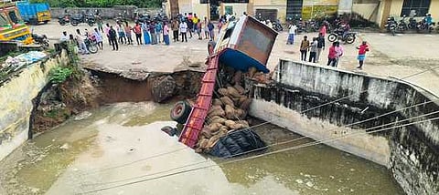  400 நெல் மூட்டைகளுடன் செஞ்சி ஒழுங்குமுறை விற்பனைக் கூட வளாகத்தில் உள்ள கிணற்றில் சரிந்த லாரி. 