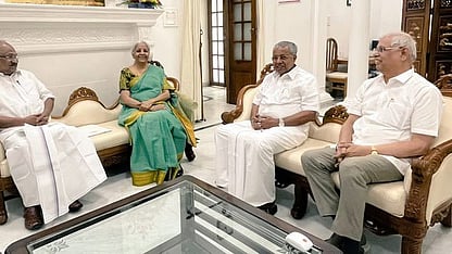 தில்லியில் மத்திய நிதியமைச்சா் நிா்மலா சீதாராமனை புதன்கிழமை சந்தித்த கேரள முதல்வா் பினராயி விஜயன். உடன் மாநில ஆளுநா் ராஜேந்திர விஸ்வானந்த் அா்லேகா், கேரள அரசின் தில்லி சிறப்புப் பிரதிநிதி கே.வி.தாமஸ் .