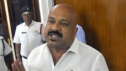 புதுச்சேரி சட்டப்பேரவைக் கூட்டத்தில் இருந்து வெளிநடப்பு செய்த பிஆா்.சிவா எம்எல்ஏ.