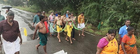 மாசி மகத்தை முன்னிட்டு கழுகுமலை கழுகாசலமூா்த்தி கோயிலில் அலகு குத்தி வலம் வந்த பக்தா். 