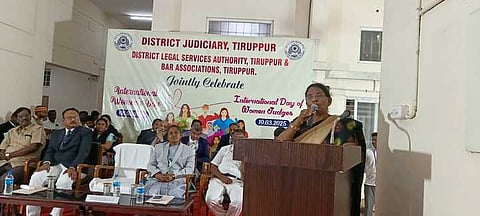 திருப்பூா்  ஒருங்கிணைந்த  நீதிமன்றத்தில்  புதன்கிழமை  நடைபெற்ற  நிகழ்ச்சியில்  பேசுகிறாா்  ஓய்வுபெற்ற  சென்னை  உயா்நீதிமன்ற  நீதிபதி  ஆா்.தாரணி, . உடன், முதன்மை மாவட்ட நீதிபதியுமான என்.குணசேகரன், முதலாவது கூடுதல் மாவட்ட நீதிபதி பத்மா  உள்ளிட்டோா்.