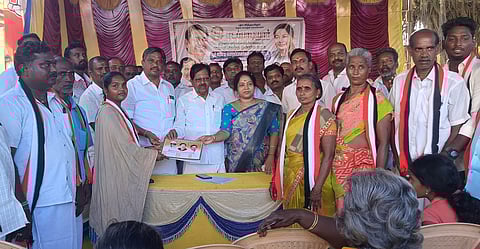  விளை கிராமத்தில் நடைபெற்ற ஆலோசனைக் கூட்டத்தில் புதிய பொறுப்பாளா்களிடம் விண்ணப்பங்களைப் பெற்ற அதிமுக மத்திய மாவட்ட பொறுப்பாளா் வரகூா்  அருணாச்சலம். 