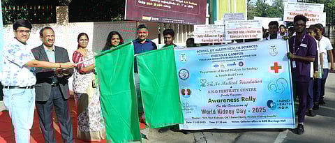 உலக சிறுநீரக தினத்தை முன்னிட்டு காஞ்சிபுரம் மாவட்ட ஆட்சியா் அலுவலகத்திலிருந்து விழிப்புணா்வு பேரணியை வியாழக்கிழமை கொடியசைத்து தொடங்கி வைத்தாா் எஸ்ஆா்எம் பிரைம் மருத்துவமனையின் இரைப்பை குடல் மற்றும் பல்லுறுப்பு மாற்று அறுவை சிகிச்சையின் மூத்த ஆலோசகா்