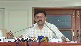 நிதிநிலை அறிக்கையின் முக்கிய அம்சங்கள் குறித்து செய்தியாளா்களுக்கு பேட்டியளித்த நிதித் துறை முதன்மைச் செயலா் த.உதயச்சந்திரன். உடன்,  துறையின் கூடுதல் செயலா் ஜி.கே.அருண் சுந்தா் தயாளன், சிறப்புச் செயலா் பிரசாந்த் மு.வரநரே, துணைச் செயலா் பி