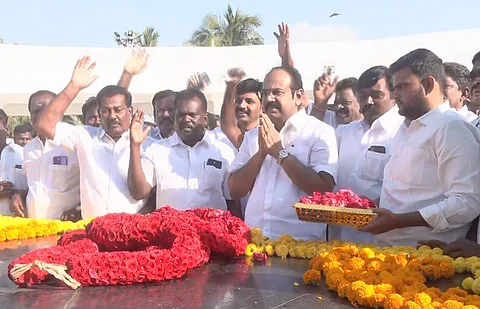  சென்னை மெரீனா உள்ள பேரறிஞர் அண்ணா, கருணாநிதி நினைவிடங்களில் மலர் தூவி மரியாதை செலுத்திய நிதியமைச்சர் தங்கம் தென்னரசு