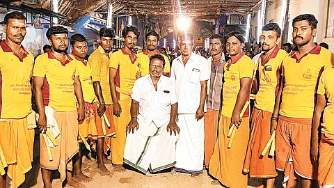 அசத்தும் ஆண்கள் கும்மி பாட்டு குழு