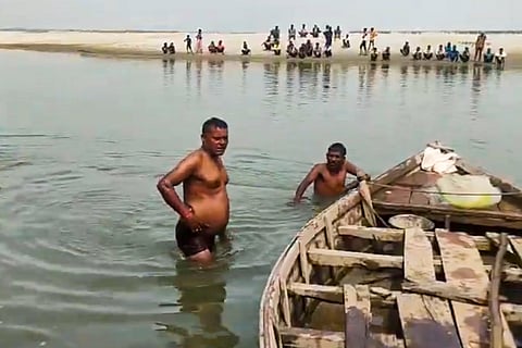 படகு கவிழ்ந்த ஆறு. 