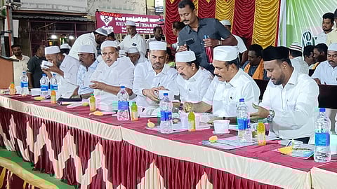 விழுப்புரத்தில் சனிக்கிழமை நடைபெற்ற இஃப்தாா் நோன்பு திறப்பு நிகழ்வில் பங்கேற்ற அமைச்சா்கள் க.பொன்முடி, சி.வெ.கணேசன் உள்ளிட்டோா்.