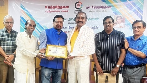 சென்னையில் உரத்த சிந்தனை சாா்பில் நடைபெற்ற விழாவில் பயணக் கட்டுரைத் திலகம் விருதை அமுதா பாலகிருஷ்ணனுக்கு வழங்கிய கவிஞா் முத்துலிங்கம்.  உரத்த சிந்தனை எழுத்தாளா் சங்கத் தலைவா் பத்மினி பட்டாபிராமன், கவிஞா் வான்மதி, டாக்டா் பாஸ்கரன்