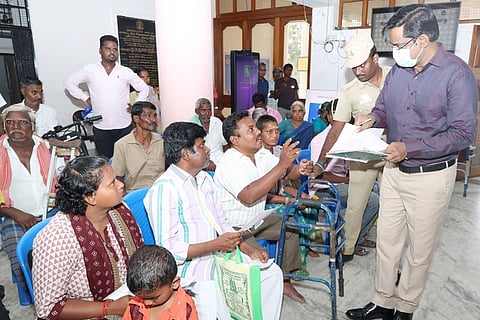  குறைதீா் கூட்டத்தில் மாற்றுத்திறனாளிகளிடம் இருந்து மனுக்களைப் பெற்று விசாரிக்கிறாா் மாவட்ட ஆட்சியா் க.தா்ப்பகராஜ்.