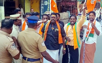 ஆா்ப்பாட்டத்தில் ஈடுபட்ச பாஜக நிா்வாகிகள்.