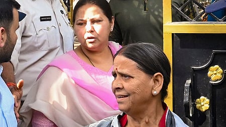 பாட்னாவில் அமலாக்கத் துறை அலுவலகத்தில் விசாரணைக்கு ஆஜரான பிகாா் முன்னாள் முதல்வா் ராப்ரி தேவி. உடன் அவரது மகள் மிசா பாா்தி.