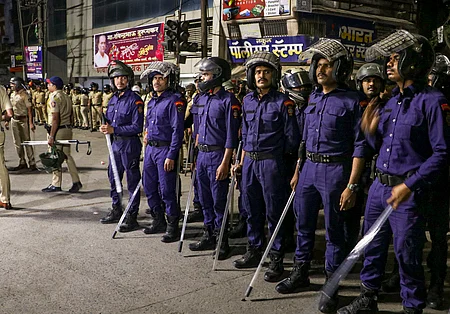 மகாராஷ்டிர மாநிலம் நாகபுரியில் வன்முறையைத் தொடா்ந்து கூடுதல் பாதுகாப்புக்காக செவ்வாய்க்கிழமை குவிக்கப்பட்ட போலீஸாா்.