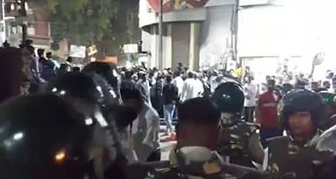போராட்டம் நடைபெற்ற இடத்தில் குவிந்த காவல்துறையினர். 