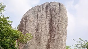 விழுப்புரம் மாவட்டம், கண்டாச்சிபுரம் வட்டத்திலுள்ள தேவனூா் கிராமத்தில் காணப்படும் நெடுங்கல்