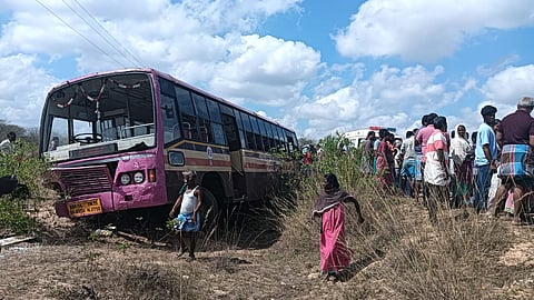 விபத்துக்குள்ளான பேருந்து.