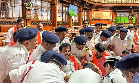 கர்நாடக சட்டப்பேரவையில் இருந்து வெளியேற்றப்படும் பாஜக எம்.எல்.ஏ.