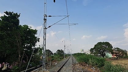 மின்மயமாக்கப்பட்டு வரும் வாலாஜா ரோடு ரயில் நிலையம் முதல் ராணிப்பேட்டை ரயில் நிலைய இருப்புப் பாதை.