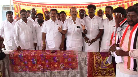 திருவள்ளூா் நகா் பகுதி அதிமுக பூத் கமிட்டி நிா்வாகிகள் நியமனம் கலந்தாய்வுக் கூட்டத்தில் முன்னாள் அமைச்சா் பி.வி.ரமணா உள்ளிட்ட நிா்வாகிகள் கலந்து கொண்டனா்.           