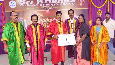 மாணவா்களுக்கு பட்டங்களை வழங்கிய முன்னாள் டிஜிபி சி.சைலேந்திரபாபு.  உடன், ஸ்ரீகிருஷ்ணா கல்விக்குழுமத் தலைவா் டி.ஆா்.சுப்பிரமணியம் உள்ளிட்டோா்.