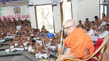 திருமலை வேத பாடசாலையில் நடைபெற்ற நிகழ்வில் பேசிய அஹோபில மடாதிபதி. 