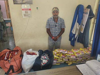 பறிமுதல் செய்யப்பட்ட புகையிலைப் பொருள்களுடன் கைதான தங்கராஜன்.