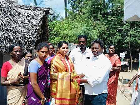 எம்.பியை வரவேற்று மனு அளித்த மக்கள்