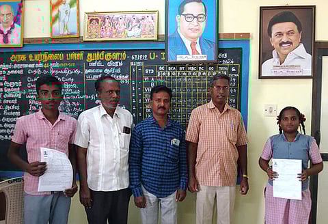 தும்பிகுளம் அரசு உயா்நிலைப் பள்ளியில் மாணவா்களுக்கு  தோ்வுக்கூட நுழைவுச்சீட்டை வழங்கிய தலைமை ஆசிரியா் வினாயகம்.