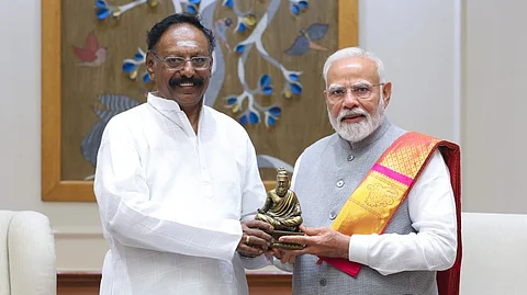 பிரதமர் நரேந்திர மோடியுடன்  தினமணி ஆசிரியர் கி. வைத்தியநாதன் 