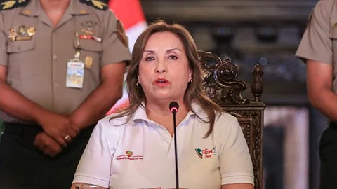 பெரு நாட்டு அதிபர் தீனா பொலுவார்த்தே