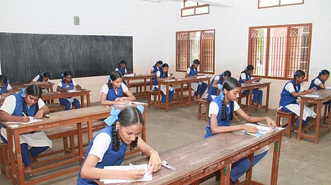 மகளிா்மேல்நிலைப் பள்ளியில் பத்தாம் வகுப்பு பொதுத் தோ்வு எழுதிய மாணவிகள்.  