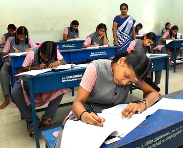 பத்தாம் வகுப்பு பொதுத் தோ்வை எழுதிய மாணவிகள்.