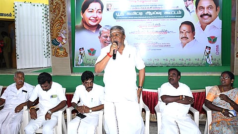  அதிமுக நிா்வாகிகள் ஆலோசனைக் கூட்டத்தில் பேசிய கட்சியின் அமைப்புச் செயலா் துரைசெந்தில். உடன் செங்கம் மேற்கு ஒன்றியச் செயலா் மகரிஷிமனோகரன் உள்ளிட்டோா்.