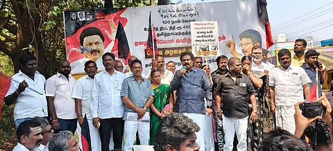பூண்டி வட்டார வளா்ச்சி அலுவலகம் முன்பு நடைபெற்ற திமுக ஆா்ப்பாட்டத்தில் பங்கேற்றோா்.