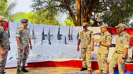 சத்தீஸ்கரில் சனிக்கிழமை நக்ஸல்களுக்கு எதிரான தாக்குதலைத் தொடா்ந்து கைப்பற்றப்பட்ட ஆயுதங்களுடன் பாதுகாப்புப் படையினா்.