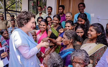 கேரள மாநிலம் வயநாடு மாவட்டம் வடக்கநாடு பகுதியில் பாதிக்கப்பட்ட மக்களை சந்தித்த பிரியங்கா காந்தி.