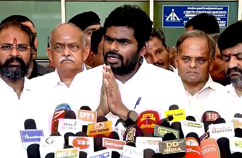 கோவை விமான நிலையத்தில் அண்ணாமலை. 