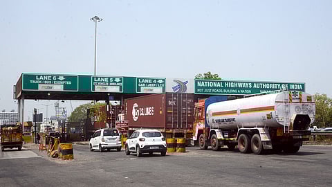 சுங்கச்சாவடிகளில் கட்டண உயர்வு இன்று நள்ளிரவுமுதல் அமல்!