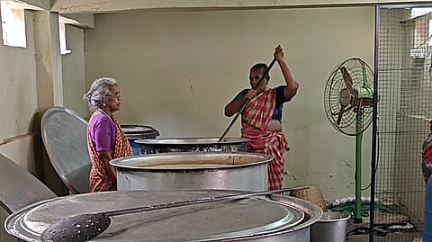 சிவகங்கை நேரு பஜாரில் உள்ள வாலாஜா நவாப் ஜும்ஆ பள்ளிவாசலில் நோன்பு கஞ்சி தயாரிக்கும் பணியில் ஈடுபட்டுள்ள லட்சுமி அம்மாள். 