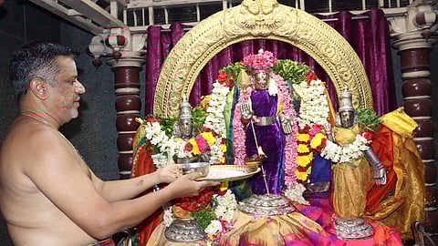   சிறப்பு அலங்காரத்தில் வள்ளி, தெய்வானையுடன் முருகப்பெருமான். 