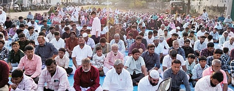 முக்கண்ணாமலைப்பட்டியில் ரமலானையொட்டி தொழுகையில் ஈடுபட்டுள்ள இஸ்லாமியர்கள். 