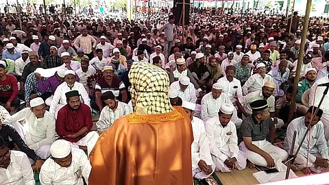 தூத்துக்குடியில் தொழுகையில் ஈடுபட்டுள்ள இஸ்லாமியர்கள். 