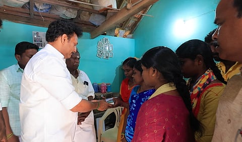 மாணவிக்கு உதவித்தொகை வழங்கிய அமைச்சர் அன்பில் மகேஸ். 