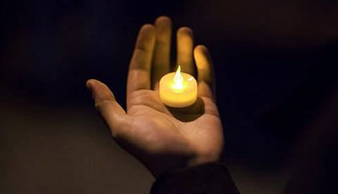 முன்னாள் அமைச்சரின் மகள் வீட்டின் மாடியில் இருந்து குதித்து  தற்கொலை!  