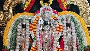 சிறப்பு அலங்காரத்தில்...